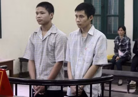 Trần Đình Quảng và Đỗ Xuân Hải tại phiên tòa sơ thẩm hôm 6/3/2011.
