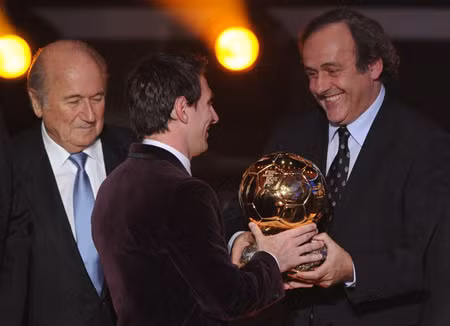 Messi là cầu thủ thứ 2 trong lịch sử giành 3 danh hiệu quả bóng vàng liên tiếp sau Michel Platini. Tiền vệ Barcelona Xavi Hernandez người cùng với Cristiano của Real Madrid là đối thủ nặng ký tranh danh hiệu quả bóng vàng với siêu sao Argentina. Với Messi, Barcelona đã giành năm danh hiệu trong năm ngoái bao gồm cả vô địch La Liga và Champions League UEFA. Trong ảnh là Lionel Messi và ca sĩ Shakira trong lễ trao giải của FIFA. Qủa bóng vàng và giải Cầu thủ của năm được sát nhập làm 1 trong năm 2010. Messi là người đầu tiên giành được giải sau khi sát nhập. Trong năm 2009 thì anh giành được cả hai danh hiệu. "Tất nhiên không có gì có thể so sánh với chiến thắng ở UEFA Champions League. Danh hiệu thế giới và chiến thắng với câu lạc bộ đều quan trọng như nhau. Điều này chính là động lực cho chiến thắng của chúng tôi năm ngoái". Messi nói. "Messi xứng đáng với giải thưởng này" Namanja Vidic hậu vệ Manchester United. Ảnh: Lionel Messi và vua bóng đá, Pele. Giải bàn thắng đẹp nhất năm mang tên huyền thoại Puskás được trao cho NeymarNeymar (Santos), với cú độc diễn qua mặt các hậu vệ rồi ghi bàn trong trận đấu với Flamengo. Quả bóng vàng FIFA 2011 dành cho nữ đã được trao cho đội trưởng đội bóng đá nữ Nhật Bản Sawa Homare. Sawa đã dẫn dắt tuyển Nhật tới chức vô địch thế giới tại Đức và cô xứng đáng được vinh danh. Lần đầu tiên sau 5 năm, Marta (Brazil) không nhận được giải thưởng này của FIFA. Đêm trao giải 9/1, thực sự trở thành đêm thống trị của Barcelona với việc HLV Pep Guardiola nhận giải huấn luyện viên của năm. HLV Manchester United Sir Alex Ferguson nhận giải thưởng cống hiến (FIFA Presidential Award). Barcelona sở hữu 5 cấu thủ trong đội bóng lý tưởng của năm 2011. Ca sĩ Shakira, người được chọn để công bố các giải thưởng cho các cầu thủ bóng đá nữ năm 2011. Cô là bạn gái của một cầu thủ Barcelona, Gerard Pique. Danh ca người Anh James Blunt với một ca khúc tại lễ trao giải của FIFA.