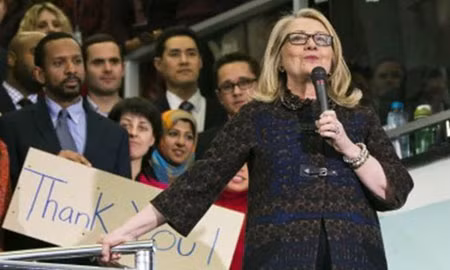 Bà H. Clinton đăng đàn diễn thuyết tranh cử chức danh ứng viên Tổng thống của đảng Dân chủ năm 2008.