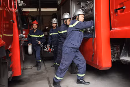 Dù trang thiết bị còn thiếu nhưng lực lượng Cảnh sát PCCC TP Hà Nội đã kịp thời chữa cháy, cứu nạn, cứu hộ các đám cháy lớn, nhà cao tầng. Ảnh minh họa.