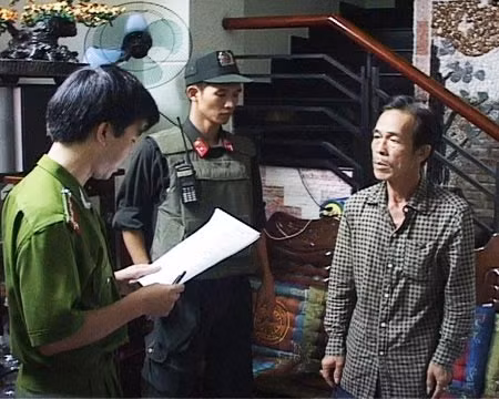 Hiệp “đầu bạc” nghe đọc lệnh bắt.