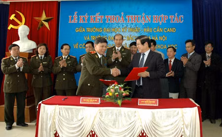 Thiếu tướng Phạm Văn Sinh, Quyền Hiệu trưởng Trường ĐH Kỹ thuật-Hậu cần CAND và GS.TS Nguyễn Trọng Giảng, Hiệu trưởng Trường ĐH Bách khoa Hà Nội ký biên bản thỏa thuận hợp tác.