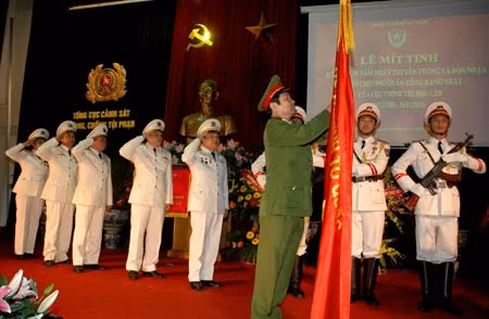 Trung tướng Phạm Quý Ngọ, Ủy viên TW Đảng, Thứ trưởng Bộ Công an gắn Huân chương Quân công hạng Nhất lên Cờ truyền thống Cục Chính trị - Hậu cần thuộc Tổng cục VI.