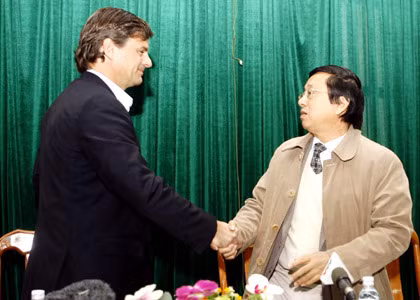 Falko Goetz ngậm ngùi tạm biệt. Ảnh: Quang Minh.