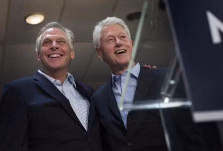 Bill Clinton và Terry McAuliffe trong một chuyến vận động.