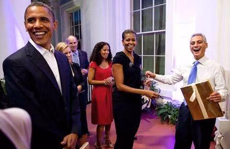 Tổng thống Barack Obama và đệ nhất phu nhân Michelle Obama vinh danh người đứng đầu Hội đồng Nhà Trắng Rahm Emanuel tại buổi tiệc trên ban công Nhà Trắng với các nhân viên cao cấp, ngày 1/10/2010.