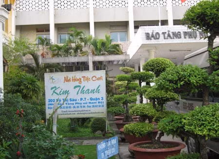 Cả khu nhà tầng trệt Bảo tàng phụ nữ Nam Bộ đã trở thành trung tâm tiệc cưới.