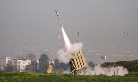 Tên lửa Israel được phóng lên từ một căn cứ quân sự nước này nhằm vào Gaza.