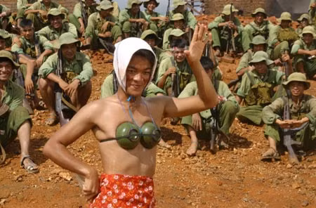 Cảnh trong phim “mùi cỏ cháy”.