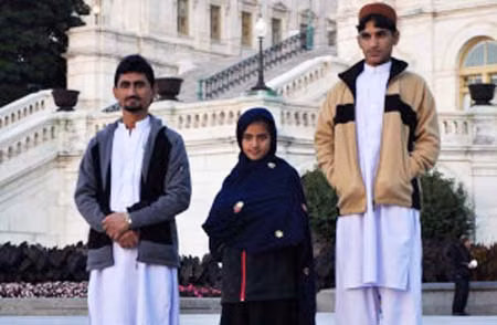Rafiqur Rehman (bìa trái) cùng con trai Zubair (12 tuổi) và con gái Nabila (9 tuổi) tại Đồi Capitol.