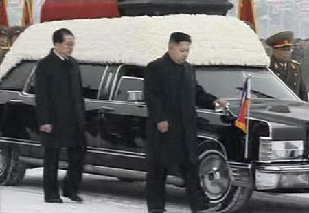 Tang lễ được chính thức bắt đầu từ 8h sáng. Một chiếc limousine mang theo một bức chân dung của cố lãnh đạo Triều Tiên Kim Jong-il. Đám đông vây quanh chiếc xe chở thi hài lãnh đạo Kim Jong-il. Đại tướng Kim Jong- un và người chú Jang Song-thaek đi cạnh chiếc xe chở thi hài cố lãnh đạo Kim Jong-il. Đại tướng Kim Jong-un cùng các quan chức Triều Tiên trong tang lễ ngày hôm qua. Đội quân nhạc hát vang những ca khúc ngợi ca Chủ tịch Kim. Loạt đại bác tiễn đưa. Kênh truyền hình Triều Tiên phát đi những hình ảnh cho thấy nhân dân và binh lính Triều Tiên khóc thương nhà lãnh đạo quá cố. Thiếu nhi Bình Nhưỡng cũng đến tiễn đưa nhà lãnh đạo quá cố. Lá quốc kỳ của Cộng hòa dân chủ nhân dân Triều Tiên tại khu phi quân sự (DMZ)Bàn Môn Điếm treo rủ trong suốt mấy ngày tang lễ.