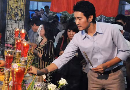 Nhiều nghệ sĩ đến tiễn đưa những nạn nhân xấu số.