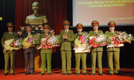 Trung tướng Phan Văn Vĩnh, Tổng cục trưởng Tổng cục VI trao Huy hiệu 30 năm tuổi Đảng cho 6 cán bộ thuộc Tổng cục ở phía Bắc.