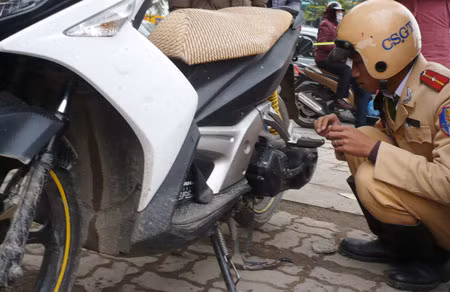 Cán bộ Tổ công tác Y5/141 kiểm tra số khung, số máy một chiếc xe nghi là tang vật một vụ án.
