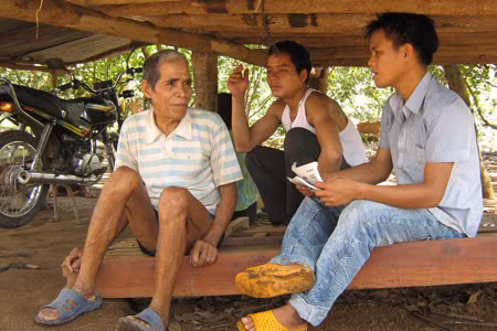 Già Pêng kể chuyện A Sanh với lớp trẻ làng Nú.
