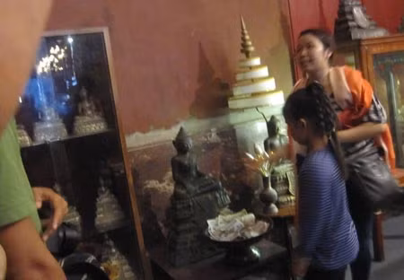 Du khách tham quan mê mẩn trước rừng tượng vàng và pho tượng bằng đồng đen bí hiểm. Ảnh T.L.