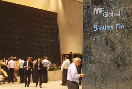 Các nhân viên của MF Global trước tin hãng bị phá sản.