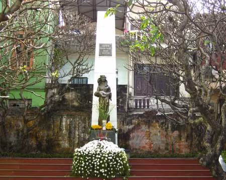 Đài tưởng niệm ở phố Khâm Thiên.