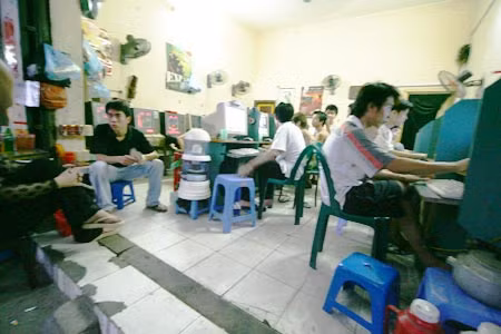 Những em gái bị “kẹt net” trong các quán net như thế này rất có thể rơi vào bẫy của bọn buôn người. Ảnh: Minh Trí.