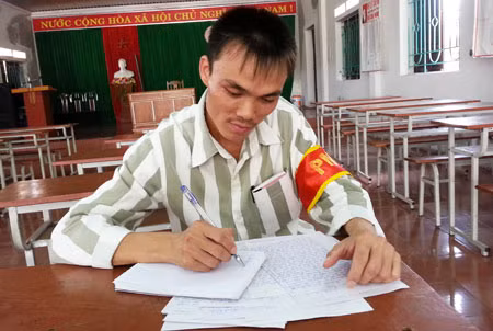 Phạm nhân Nguyễn Văn Phương viết thư cho người thân thông báo tin vui được giảm án từ chung thân xuống 30 năm.
