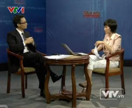 Bộ trưởng – Chủ nhiệm Văn phòng Chính phủ Vũ Đức Đam tại trường quay VTV1.