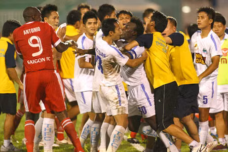 Cảnh xô xát trong trận đấu xấu xí Sài Gòn FC - Thanh Hóa.