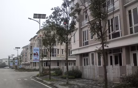 Những ngôi nhà có giá nhiều tỉ đồng vẫn đang bỏ không.