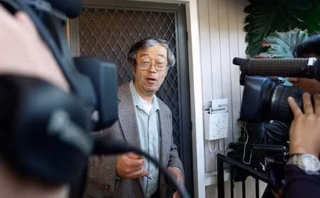 Ông Dorian S.Nakamoto, người được nghi là "cha đẻ" của Bitcoin, trong vòng vây phóng viên bên ngoài nhà riêng ở Los Angeles.