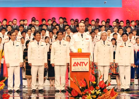 Thượng tướng Trần Đại Quang, Ủy viên Bộ Chính trị, Bộ trưởng Bộ Công an bấm nút chính thức phát sóng Kênh Truyền hình ANTV. Ảnh: Trang Dũng.