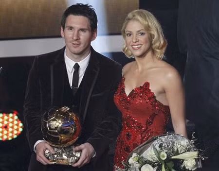 Messi là cầu thủ thứ 2 trong lịch sử giành 3 danh hiệu quả bóng vàng liên tiếp sau Michel Platini. Tiền vệ Barcelona Xavi Hernandez người cùng với Cristiano của Real Madrid là đối thủ nặng ký tranh danh hiệu quả bóng vàng với siêu sao Argentina. Với Messi, Barcelona đã giành năm danh hiệu trong năm ngoái bao gồm cả vô địch La Liga và Champions League UEFA. Trong ảnh là Lionel Messi và ca sĩ Shakira trong lễ trao giải của FIFA. Qủa bóng vàng và giải Cầu thủ của năm được sát nhập làm 1 trong năm 2010. Messi là người đầu tiên giành được giải sau khi sát nhập. Trong năm 2009 thì anh giành được cả hai danh hiệu. "Tất nhiên không có gì có thể so sánh với chiến thắng ở UEFA Champions League. Danh hiệu thế giới và chiến thắng với câu lạc bộ đều quan trọng như nhau. Điều này chính là động lực cho chiến thắng của chúng tôi năm ngoái". Messi nói. "Messi xứng đáng với giải thưởng này" Namanja Vidic hậu vệ Manchester United. Ảnh: Lionel Messi và vua bóng đá, Pele. Giải bàn thắng đẹp nhất năm mang tên huyền thoại Puskás được trao cho NeymarNeymar (Santos), với cú độc diễn qua mặt các hậu vệ rồi ghi bàn trong trận đấu với Flamengo. Quả bóng vàng FIFA 2011 dành cho nữ đã được trao cho đội trưởng đội bóng đá nữ Nhật Bản Sawa Homare. Sawa đã dẫn dắt tuyển Nhật tới chức vô địch thế giới tại Đức và cô xứng đáng được vinh danh. Lần đầu tiên sau 5 năm, Marta (Brazil) không nhận được giải thưởng này của FIFA. Đêm trao giải 9/1, thực sự trở thành đêm thống trị của Barcelona với việc HLV Pep Guardiola nhận giải huấn luyện viên của năm. HLV Manchester United Sir Alex Ferguson nhận giải thưởng cống hiến (FIFA Presidential Award). Barcelona sở hữu 5 cấu thủ trong đội bóng lý tưởng của năm 2011. Ca sĩ Shakira, người được chọn để công bố các giải thưởng cho các cầu thủ bóng đá nữ năm 2011. Cô là bạn gái của một cầu thủ Barcelona, Gerard Pique. Danh ca người Anh James Blunt với một ca khúc tại lễ trao giải của FIFA.