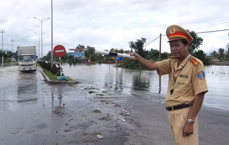 Công an Đà Nẵng phân làn giao thông trên quốc lộ trong mưa lũ.