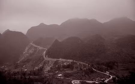 Một cung đường hiểm trở, song dân “phượt” rất muốn chinh phục.