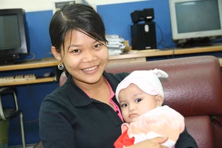 Viết tiếp bài “Thiếu viện phí đến nỗi phải cầm con”: Bé đã về với mẹ ảnh 1