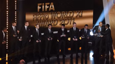 Messi là cầu thủ thứ 2 trong lịch sử giành 3 danh hiệu quả bóng vàng liên tiếp sau Michel Platini. Tiền vệ Barcelona Xavi Hernandez người cùng với Cristiano của Real Madrid là đối thủ nặng ký tranh danh hiệu quả bóng vàng với siêu sao Argentina. Với Messi, Barcelona đã giành năm danh hiệu trong năm ngoái bao gồm cả vô địch La Liga và Champions League UEFA. Trong ảnh là Lionel Messi và ca sĩ Shakira trong lễ trao giải của FIFA. Qủa bóng vàng và giải Cầu thủ của năm được sát nhập làm 1 trong năm 2010. Messi là người đầu tiên giành được giải sau khi sát nhập. Trong năm 2009 thì anh giành được cả hai danh hiệu. "Tất nhiên không có gì có thể so sánh với chiến thắng ở UEFA Champions League. Danh hiệu thế giới và chiến thắng với câu lạc bộ đều quan trọng như nhau. Điều này chính là động lực cho chiến thắng của chúng tôi năm ngoái". Messi nói. "Messi xứng đáng với giải thưởng này" Namanja Vidic hậu vệ Manchester United. Ảnh: Lionel Messi và vua bóng đá, Pele. Giải bàn thắng đẹp nhất năm mang tên huyền thoại Puskás được trao cho NeymarNeymar (Santos), với cú độc diễn qua mặt các hậu vệ rồi ghi bàn trong trận đấu với Flamengo. Quả bóng vàng FIFA 2011 dành cho nữ đã được trao cho đội trưởng đội bóng đá nữ Nhật Bản Sawa Homare. Sawa đã dẫn dắt tuyển Nhật tới chức vô địch thế giới tại Đức và cô xứng đáng được vinh danh. Lần đầu tiên sau 5 năm, Marta (Brazil) không nhận được giải thưởng này của FIFA. Đêm trao giải 9/1, thực sự trở thành đêm thống trị của Barcelona với việc HLV Pep Guardiola nhận giải huấn luyện viên của năm. HLV Manchester United Sir Alex Ferguson nhận giải thưởng cống hiến (FIFA Presidential Award). Barcelona sở hữu 5 cấu thủ trong đội bóng lý tưởng của năm 2011. Ca sĩ Shakira, người được chọn để công bố các giải thưởng cho các cầu thủ bóng đá nữ năm 2011. Cô là bạn gái của một cầu thủ Barcelona, Gerard Pique. Danh ca người Anh James Blunt với một ca khúc tại lễ trao giải của FIFA.