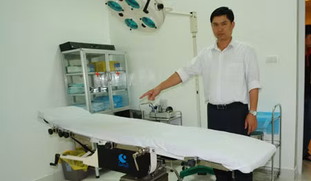 Nguyễn Mạnh Tường chỉ vị trí nạn nhân nằm khi phẫu thuật.