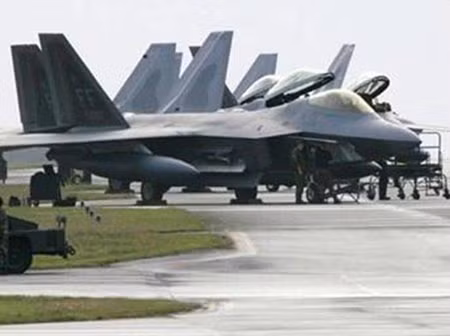 Chiến đấu cơ tàng hình F- 22 Raptor của Mỹ vừa được triển khai tới Hàn Quốc ngày 1/4.