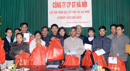 Công ty giao thông Hà Nội: Tặng quà Tết nhiều gia đình có hoàn cảnh khó khăn ảnh 1