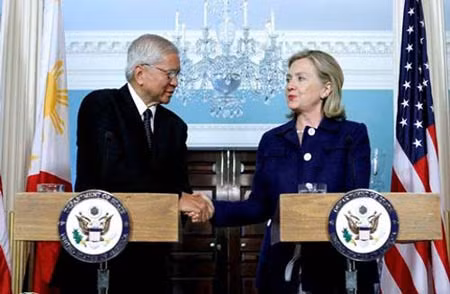 Ngoại trưởng Mỹ Hillary Clinton và người đồng nhiệm Philippines Alberto Del Rosario.