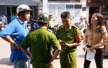 Công an phường 17, Bình Thạnh đến giữ trật tự và tìm hiểu vụ việc trước cổng công ty Cửu Long.