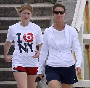 Jennifer, đi bộ với mẹ Melinda Gates, dường như phá vỡ quy tắc số một của cha cô "không cho phép sử dụng thiết bị của Apple".