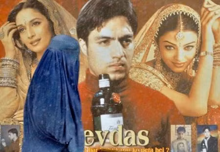 Một phụ nữ Afghanistan đứng trước áp phích quảng cáo phim Bollywood ở Kabul.