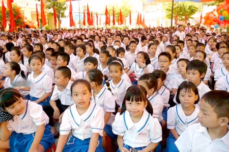 Không nên để những hoạt động “thương mại hóa giáo dục” ảnh hưởng đến sự hồn nhiên của trẻ.