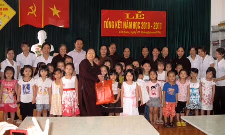 Đoàn Phật tử Hà Đông trao quà cho các cháu thiếu nhi trên địa bàn quận Hà Đông, huyện Thanh Oai, Hà Nội.