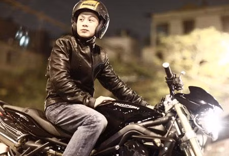 Anh Tuấn và chiếc mô tô phân khối lớn Triumph mà anh nói vui “người tình”.