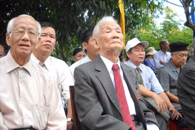 Ông Phan Ngọc Bích (ngồi giữa) dự lễ kỷ niệm 80 năm Ngày thành lập Chi bộ Đảng Cộng sản đầu tiên ở Phú Yên. (Ảnh: X. Luật).