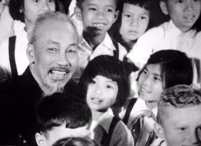 Bé Đào Thị Minh Vân ngồi trong lòng Bác Hồ.