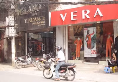 Nhiều cửa hàng thời trang vẫn niêm yết giảm giá.