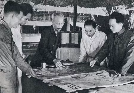 Cuối năm 1953, tại Việt Bắc, Hồ Chủ tịch và các đồng chí lãnh đạo Đảng quyết định mở chiến dịch Điện Biên Phủ. Ảnh: Tư liệu.