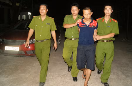 CBCS Công an Hòa Bình dẫn giải đối tượng truy nã.