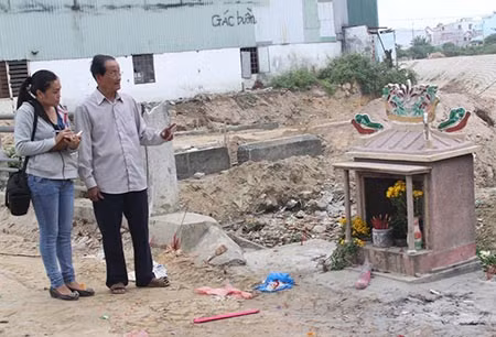 Cụ Nguyễn Nghĩa đang kể về tích Cô Ba cho PV tại cầu Đa Cô.